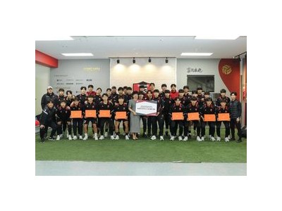 부천FC 유소년 선수들 우승에 축구화 선물받아