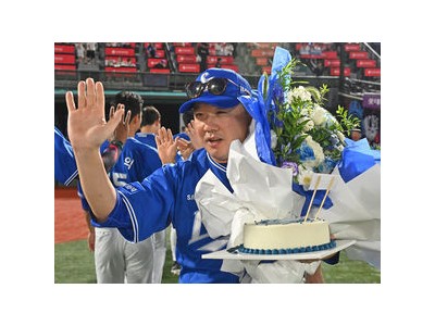삼성 박진만 감독 300승 달성 경기에서 팬들 환호