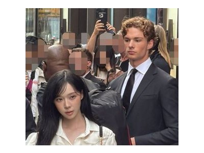 에스파 윈터 뉴욕 행사에서 뒤를 지키던 잘생긴 남자가 화제