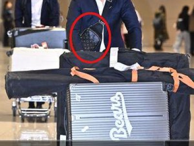 이교훈 공항에서 비밀 가방으로 떠들썩한 반응 유발